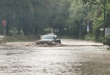 Auto im Wasser.JPG Auto pflügt durch Wasser auf der Straße