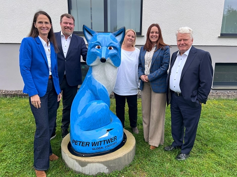 Auf dem Bild sind Peter Wittwer, die Geschäftsführung Peter Wittwer Global Logistics GmbH + Co. KG, sowie Bürgermeisterin Imke Heymann und Wirtschaftsförderin Adriane Overath zu sehen.&nbsp;&copy;&nbsp;Stadt Ennepetal