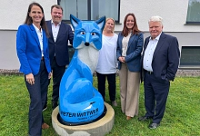 Auf dem Bild sind Peter Wittwer, die Geschäftsführung Peter Wittwer Global Logistics GmbH + Co. KG, sowie Bürgermeisterin Imke Heymann und Wirtschaftsförderin Adriane Overath zu sehen.