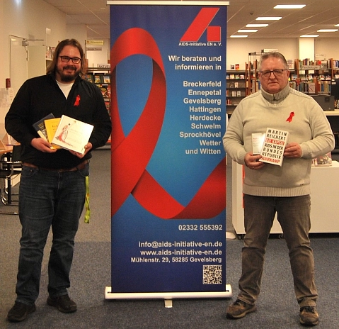 Übergabe Bücher zum Welt-Aids-Tag an die Bücherei