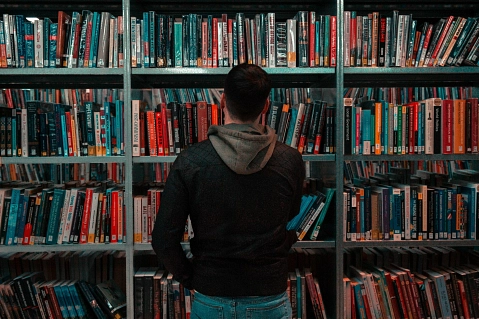 Mann steht vor Bücherregal&nbsp;&copy;&nbsp;Matthew Feeney auf Unsplash