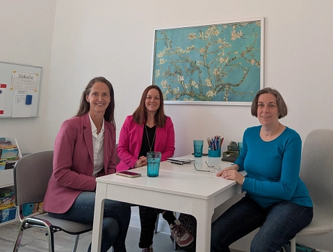 Gespräch zwischen Bürgermeisterin Heymann, Adriane Overath und Nicole Dorner