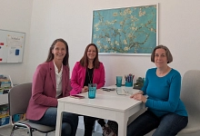 Gespräch zwischen Bürgermeisterin Heymann, Adriane Overath und Nicole Dorner
