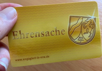 Ehrenamtskarte_2_kopie.jpg Hand, die eine Ehrenamtskarte hält