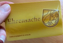 Ehrenamtskarte_2_kopie.jpg Hand, die eine Ehrenamtskarte hält