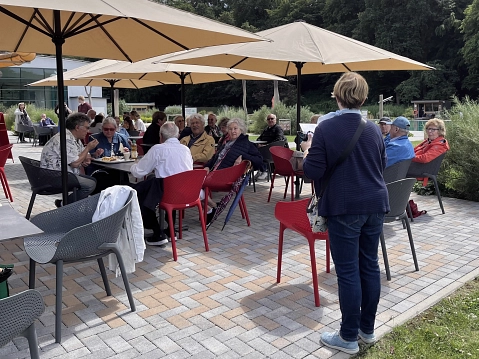 Menschen auf der Terrasse des Klutertbades beim Essen&nbsp;&copy;&nbsp;Stadt Ennepetal