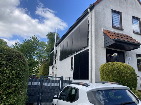 Eine Photovoltaikanlage an einer Hauswand in Ennepetal, die im Rahmen des städtischen Förderprogramms für PV-Anlagen und Balkonkraftwerke realisiert wurde.&nbsp;&copy;&nbsp;Stadt Ennepetal