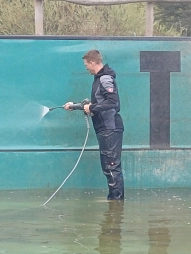 Mann reinigt Schwimmbecken&nbsp;&copy;&nbsp;Stadt Ennepetal