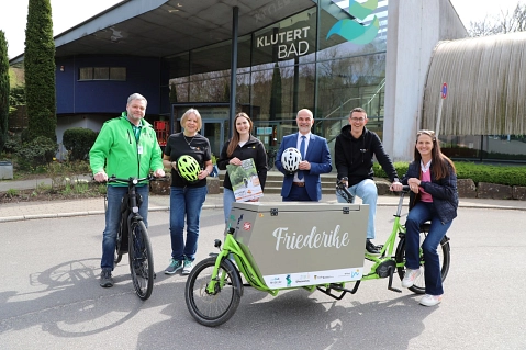 Ennepetal auf Rollen und Rädern Auf dem Bild zu sehen von links nach rechts: Christoph Schwippert (Geschäftsführer der Kreis-Verkehrswacht Ennepe-Ruhr), Anke Wippich (Stadt Ennepetal), Lea Kirschberg (ADAC Westfalen), Thomas Theile (Stellvertretendes Vorstandsmitglied der Sparkasse an Ennepe und Ruhr), Sven Twork (Leiter des Fachbereichs Klutertwelt, Stadt Ennepetal) sowie Imke Heymann (Bürgermeisterin der Stadt Ennepetal). © Stadt Ennepetal