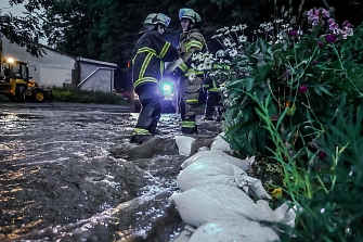 Feuerwehr bei der Arbeit.JPG Feuerwehr bei der Arbeit.JPG