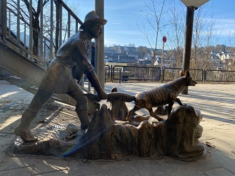 Foto von der Statue des "Fuchsschwanzhalter"