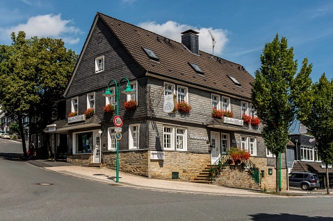 Hotel Restaurant Rosine aussen.jpg Das Gebäude des Hotel-Restaurants Rosine in Voerde, mit traditioneller Schieferbekleidung