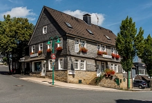 Hotel Restaurant Rosine aussen.jpg Das Gebäude des Hotel-Restaurants Rosine in Voerde, mit traditioneller Schieferbekleidung