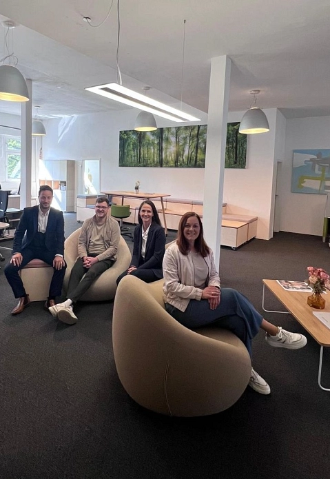Im Dialog mit Unternehmen: Bürgermeisterin Imke Heymann und Wirtschaftsförderin Adriane Overath zu Besuch bei AD I Raumkonzepte Im Dialog mit Unternehmen: Bürgermeisterin Imke Heymann und Wirtschaftsförderin Adriane Overath zu Besuch bei AD I Raumkonzepte © Stadt Ennepetal
