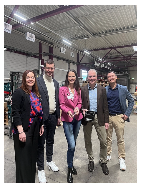 Auf dem Foto (von links): 
Adriane Overath (Wirtschaftsförderin), Sebastian Ovenhausen (Geschäftsführer 
Vertrieb), Imke Heymann (Bürgermeisterin), Dr. Volker Lederer 
(geschäftsführender Gesellschafter) und Jan Huckenbeck (Leitung Supply 
Chain Management&nbsp;&copy;&nbsp;Stadt Ennepetal