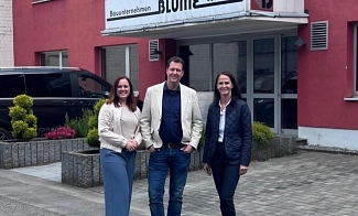 Bürgermeisterin Imke Heymann und Wirtschaftsförderin Adriane Overath besuchen das Bauunternehmen Blume in Ennpetal