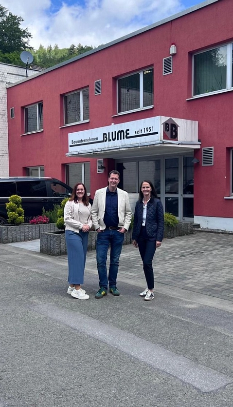 Imke Heymann und Adriane Overath besuchen das Bauunternehmen Blume in Ennpetal Bürgermeisterin Imke Heymann und Wirtschaftsförderin Adriane Overath besuchen das Bauunternehmen Blume in Ennpetal © Stadt Ennepetal