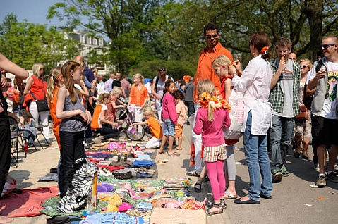 Kindertrödelmarkt (002).jpg Kinderdeckenflohmarkt mit Ständen auf dem Boden und Kaufinteressierten © Lizensfrei