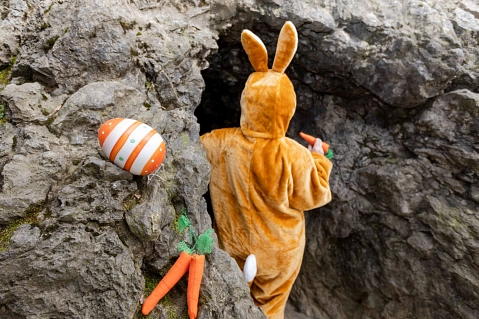 Bild von der Kluterthöhle mit einem Osterhasen davor&nbsp;&copy;&nbsp;Stadt Ennepetal