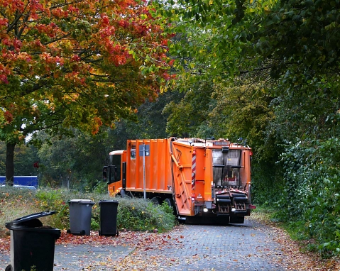 Müllauto im Herbst&nbsp;&copy;&nbsp;Jack Blueberry auf Unsplash