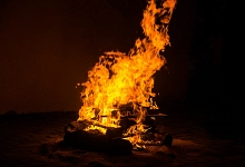 Osterfeuer thays-orrico-YGd9rWkJeJE-unsplash (1).jpg Bild von einem Osterfeuer