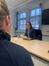Bürgermeisterin Imke Heymann im Gespräch mit einer Person im Rathaus&nbsp;&copy;&nbsp;Stadt Ennepetal