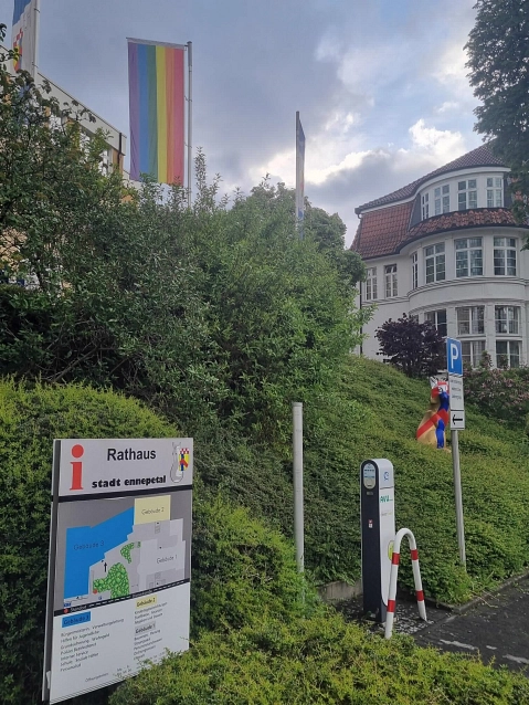 Regenbogenflagge vor dem Ennepetaler Rathaus Regenbogenflagge vor dem Ennepetaler Rathaus © Stadt Ennepetal