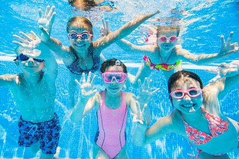 Bild von Kindern mit Taucherbrillen unter Wasser&nbsp;&copy;&nbsp;Fotolia
