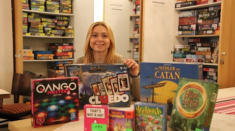 Pauline Kortmann bietet im Jugendzentrum im Haus Ennepetal Spiele zum Ausleihen an.&nbsp;&copy;&nbsp;Stadt Ennepetal