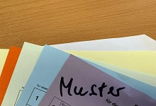 Stimmzettel_Kommunalwahl_2025.jpg Verschiedene farbige Stimmzettel im Ausschnitt