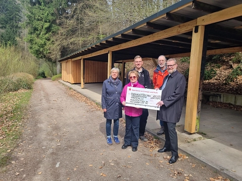 Übergabe Spendencheck für die neue Pergola im Hülsenbecker Tal Auf dem Bild abgebildet sind Anke Velten-Franke (Vorstandsmitglied Ennepetaler Verkehrsverein), Anita Schöneberg (Vorsitzende des Ennepetaler Verkehrsvereins), Paul Hülsenbeck (Handwerker des für die Umsetzung zuständigen Unternehmens), Thomas Möllenberg (Leiter Hochbau der Stadt Ennepetal sowie Patrick Gebert (Vorstandsmitglied der Sparkasse an Ennepe und Ruhr, von links). © Stadt Ennepetal
